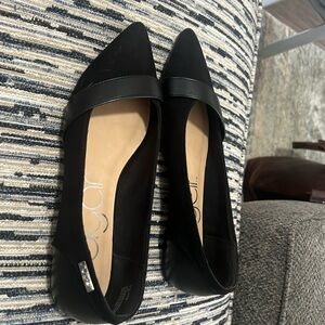 Cute black, pointed toe flats with black velvet and faux leather upper parts